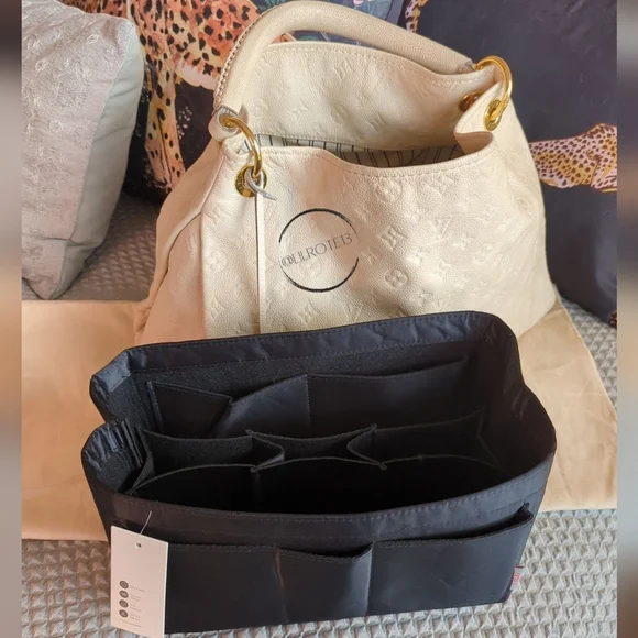 Louis Vuitton Cream Shoulder Bag - Picture 8 of 16